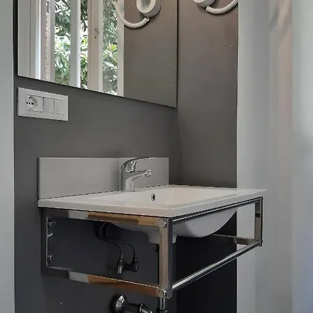 ゲストハウス Little Rose Haven ローマ